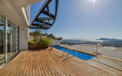 Moderne Luxusvilla in einer privaten Urbanisation mit spektakulärem Blick auf die Bucht von Altea und Benidorm.